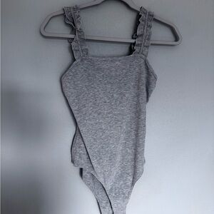 Le Lis Light Gray Ruffled Ribbed Bodysuit, Size L